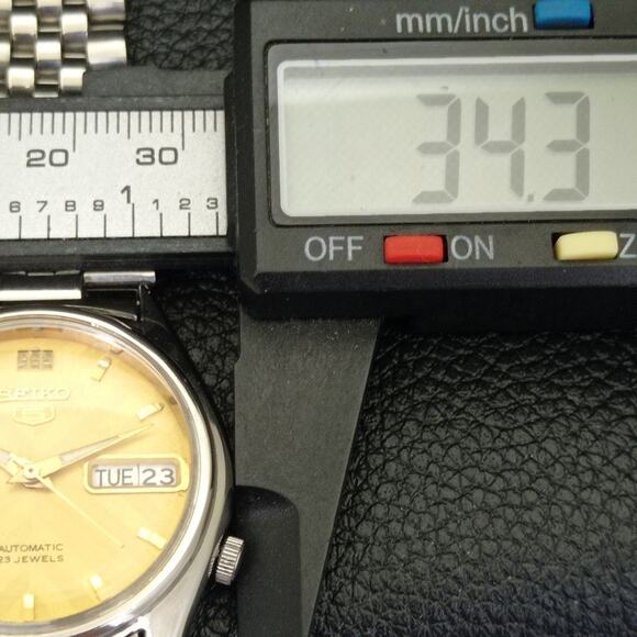 Vintage 1975 Seiko Automatic Mens Silver Watch W/daydate & Gold accents - Picture 7 of 10